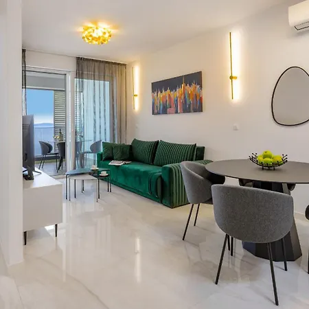 Eden & Blue Horizon Apartment *